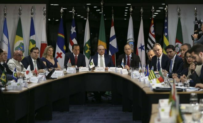 Os governadores, de São Paulo, João Doria, do Distrito Federal, Ibanez Rocha e do Rio de Janeiro, Wilson Witzel, durante a 5ª Reunião do Fórum de Governadores, na manhã desta terça-feira (11), em Brasília — Foto: José Cruz/Agência Brasil 