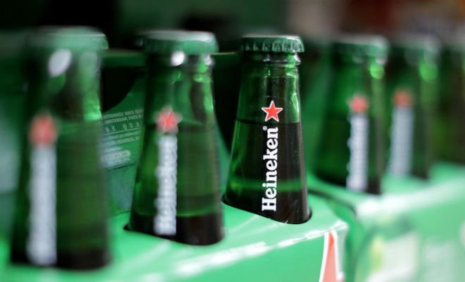 Heineken anunciou recall de long necks por alteração em garrafas — Foto: Reuters 