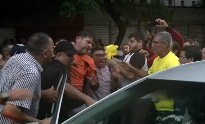 Senador licenciado Cid Gomes foi baleado ao tentar furar bloqueio de manifestantes em Sobral (CE) — Foto: Reprodução/Globo 