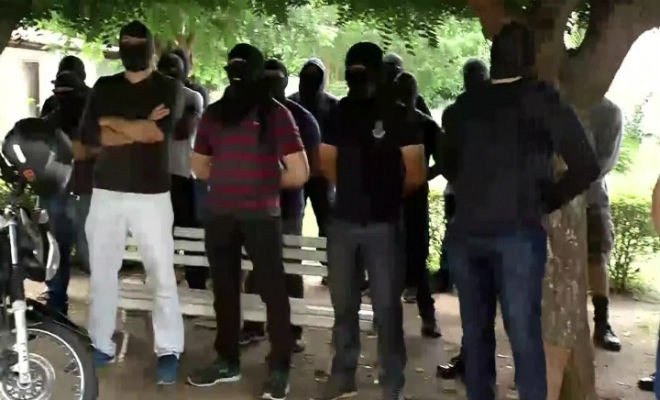 Encapuzados ocupam unidade da tropa de elite da PM do Ceará em Sobral na manhã desta sexta-feira — Foto: Reprodução/TV Verdes Mares 