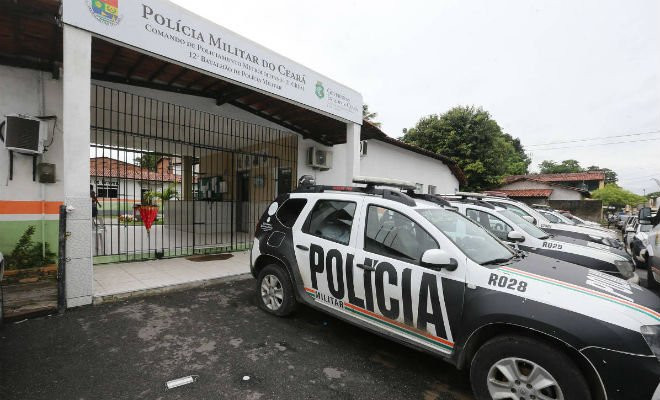 Viaturas paradas em frente a batalhão em Fortaleza na quinta-feira (20) - José Leomar - 20.fev.2020/Diário do Nordeste/Folhapress