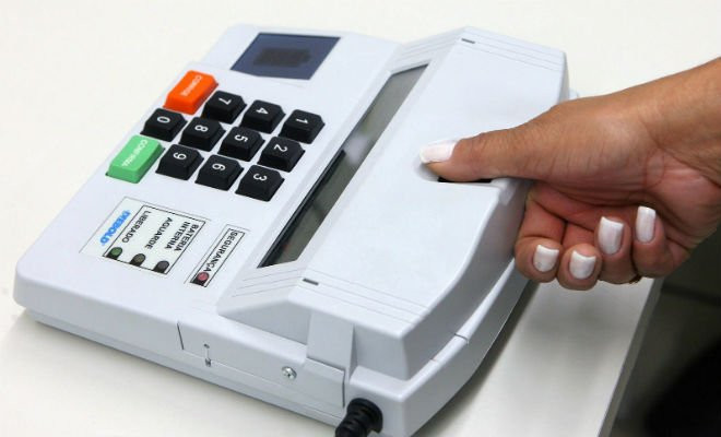 Processo de cadastramento da biometria está em andamento em 35 municípios pernambucanos — Foto: Roberto Jayme/Ascom TSE/Divulgação 