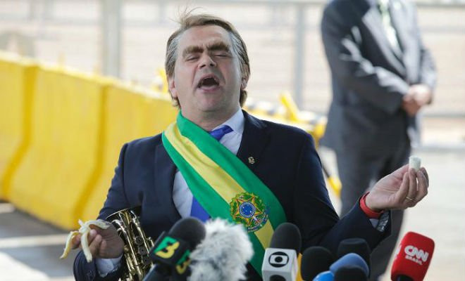 Humorista Carioca apareceu com bananas e simulou entrevista representando Jair Bolsonaro | Imagem: DIDA SAMPAIO/ESTADÃO CONTEÚDO