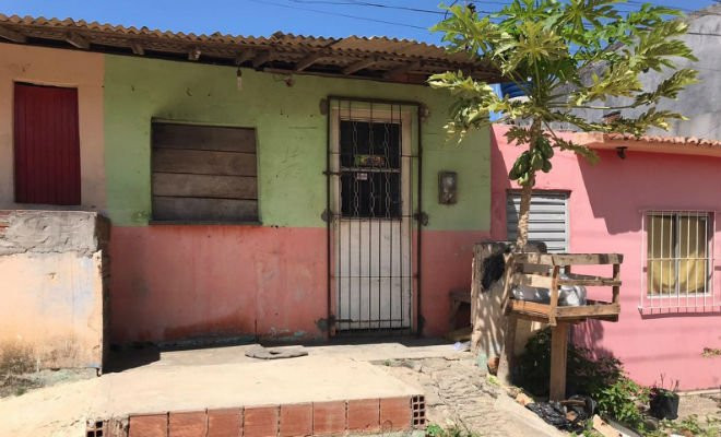 Casa onde aconteceu assalto em Lajedo — Foto: Diogo Franco/TV Asa Branca 