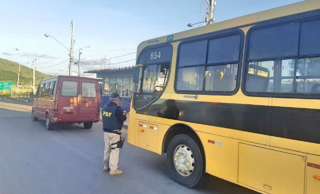 Policiais rodoviários federais fiscalizaram ônibus e vans que fazem transporte de estudantes em Pernambuco — Foto: Polícia Rodoviária Federal/Divulgação 