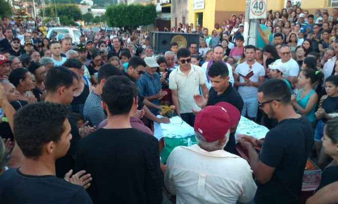 Corpos de 2 universitários mortos após ônibus escolar capotar são sepultados em Juru, PB — Foto: Beto Silva/TV Paraíba 