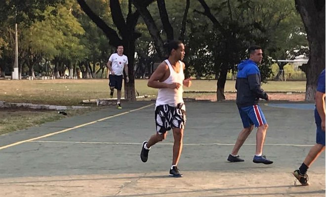 Ronaldinho Gaúcho joga futsal na cadeia no Paraguai — Foto: Twitter/Santiago Ravidlas 