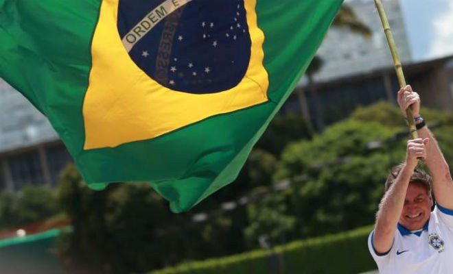 Bolsonaro: o presidente fez selfies com manifestantes e live em rede-social (José Cruz/Agência Brasil) 