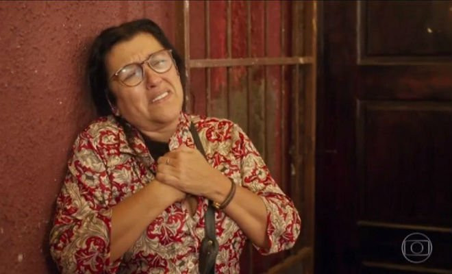 Regina Casé é Lurdes em 'Amor de Mãe' e faz parte do grupo de risco do coronavírus por ter mais de 50 anos (Foto: Reprodução/TV Globo) 