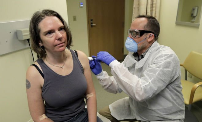 Jennifer Haller foi a primeira pessoa a receber uma dose da vacina contra coronavírus nos EUA — Foto: Ted S. Warren/AP 