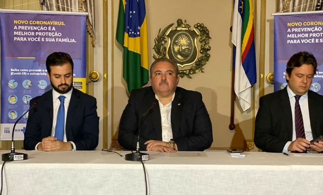 Secretário de Saúde de Pernambuco, André Longo, anunciou o primeiro caso de transmissão comunitária no estado — Foto: Pedro Alves/G1 