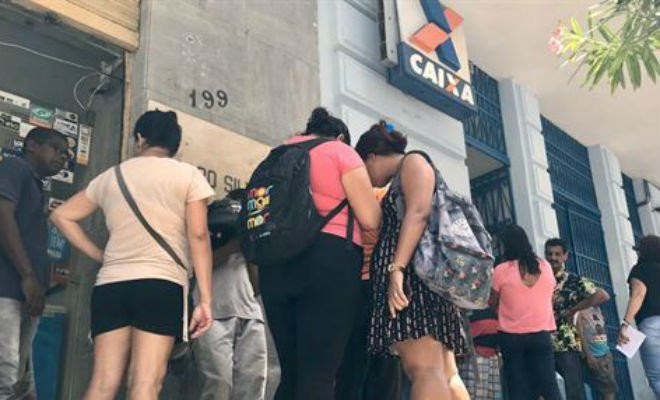 Com as novas medidas dos bancos, filas acontecem do lado de fora e vão entrando em menores grupos Foto: Alfeu Tavares/ Folha de Pernambuco