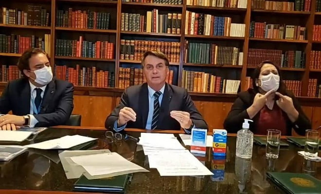 O presidente Jair Bolsonaro participa de transmissão ao vivo Foto: Reprodução/Facebook 
