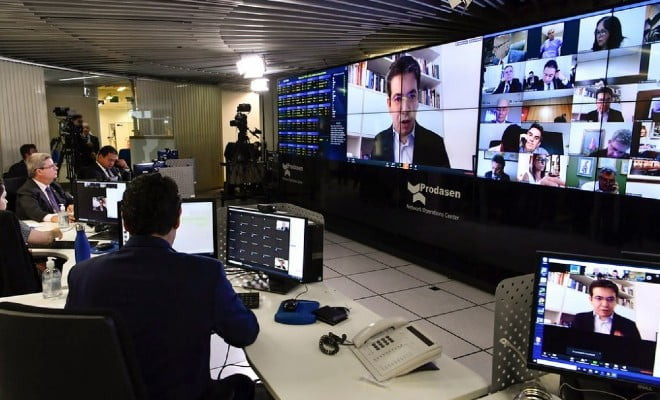 Senadores fazem sessão virtual para votar projeto que prevê R$ 600 para trabalhadores informais durante pandemia do coronavírus — Foto: Waldemir Barreto/Agência Senado 