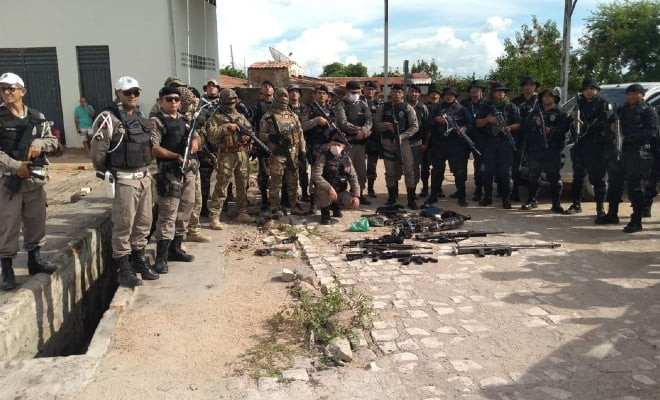 Polícia apreende metralhadora, fuzis e seis suspeitos em operação na Paraíba — Foto: Beto Silva/TV Paraíba 