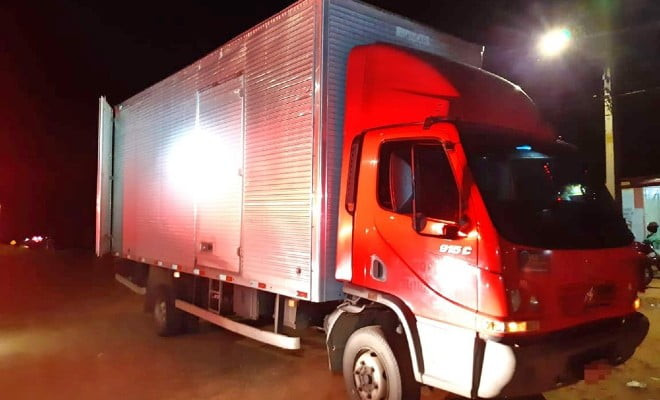 Caminhão envolvido em acidente na BR-428 em Cabrobó — Foto: Divulgação/ PRF 