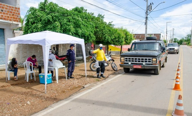 Barreiras sanitárias abordam motoristas e passageiros que chegam em Serra Talhada — Foto: Thiago Santos/Divulgação 