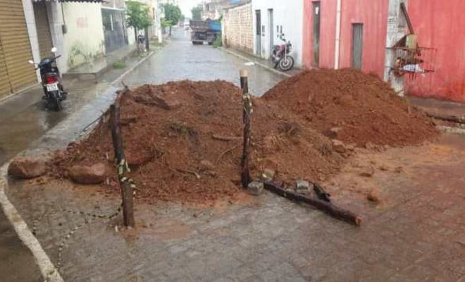 Um dos bloqueios. População arrancou estacas instaladas pela prefeitura 