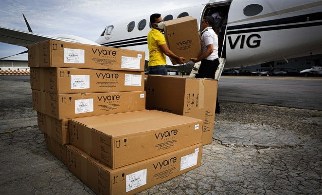Os 13 respiradores apreendidos pela Comarca da cidade de Cotia chegam a Pernambuco neste domingo (26) — Foto: Heudes Regis/Divulgação 