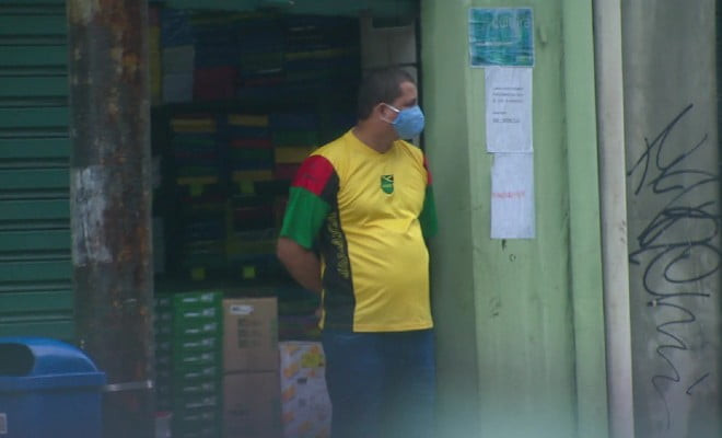 Comerciante foi visto utilizando máscara, seguindo recomendação do governo estadual, na região central do Recife, nesta segunda (27) — Foto: Reprodução/TV Globo 