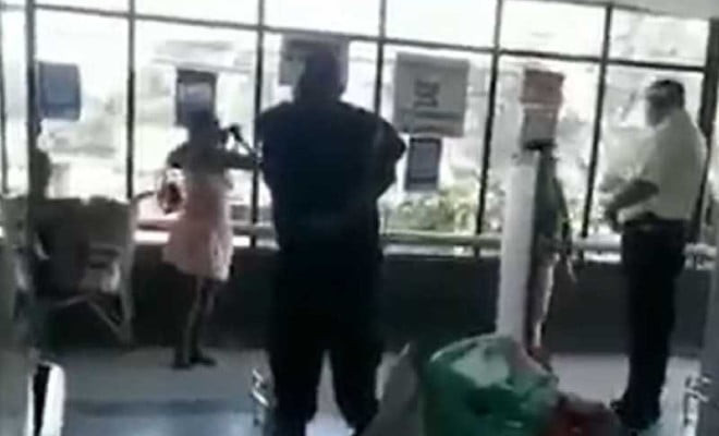O caso foi filmado por clientes do mercado 