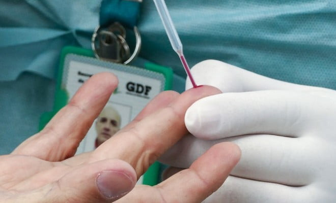 Coleta de sangue para testes rápidos — Foto: Leopoldo Silva/Agência Senado 