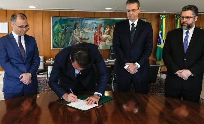 Bolsonaro assina posse do novo diretor-geral da Polícia Federal, Rolando de Souza (segundo da direita para a esquerda). — Foto: Isac Nóbrega/PR 