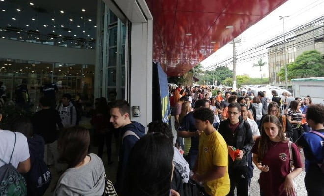 Candidatos chegam a local de prova do Enem em 2019 | Imagem: Fábio Vieira/Fotorua/Estadão Conteúdo