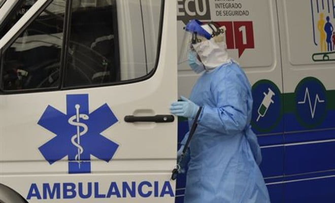Sistemas de saúde têm entrado em colapso com a pandemia | Foto: RODRIGO BUENDIA / AFP