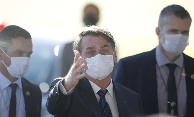 Presidente Jair Bolsonaro usa máscara de proteção facial ao caminhar na portaria principal do Palácio da Alvorada, em Brasília | Foto: Dida Sampaio / Estadão