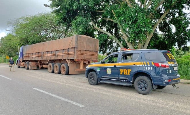 Caminheiro com suspeita de Covid-19 parou veículo e pediu ajuda à PRF, em Garanhuns — Foto: PRF/Divulgação 