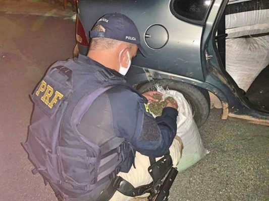 PRF deteve trio com 185 kg de maconha, em Floresta — Foto: PRF/Divulgação 