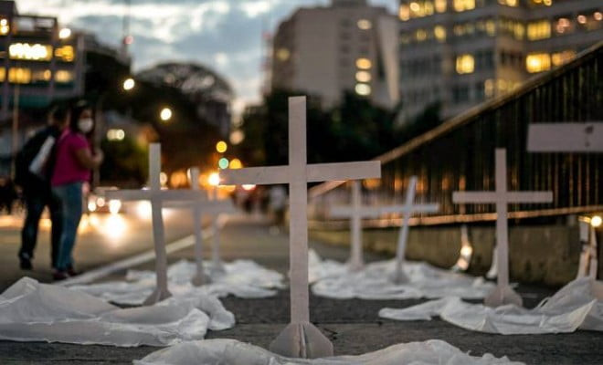 Homenagem: na terça-feira, 12, enfermeiros fizeram um protesto para lembrar os 84 profissionais mortos pela covid-19 no Brasil (Miguel Schincariol/Getty Images) 