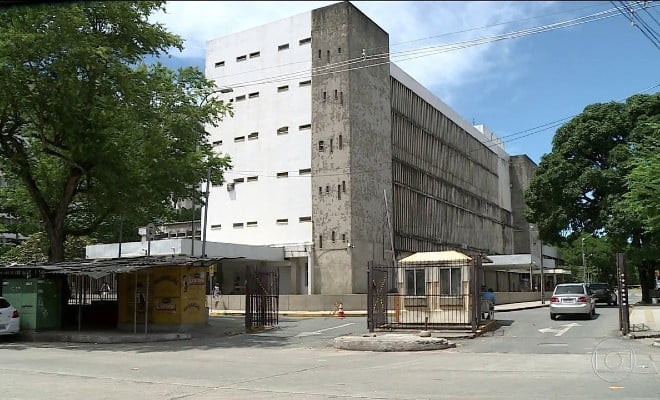Crianças esperam vaga de UTI, em Pernambuco 