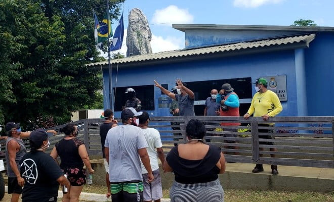 Moradores fizeram uma manifestação na frente do Conselho Distrital da ilha nesta terça-feira (19) — Foto: Ana Clara Marinho/TV Globo 