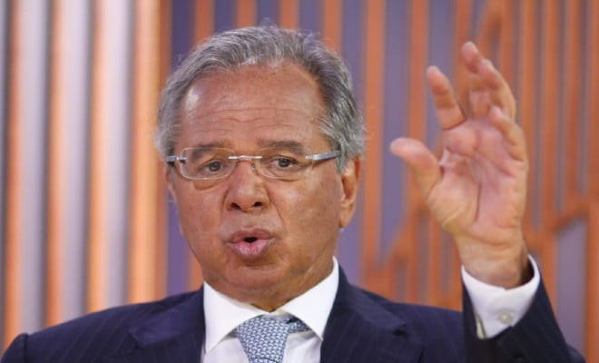 O ministro da Economia, Paulo Guedes, que finaliza programa de doação de dinheiro para pequenas empresas durante a pandemia de coronavírus