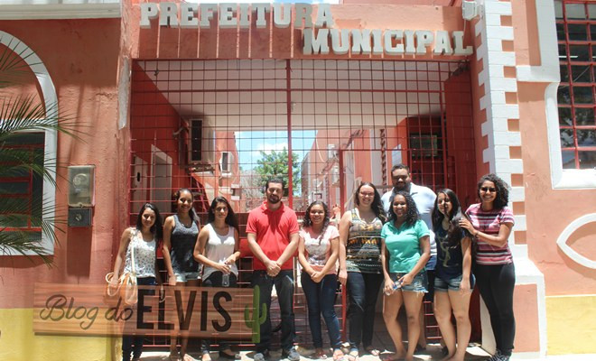 Estudantes universitários cobram garantia de transporte em Floresta, PE