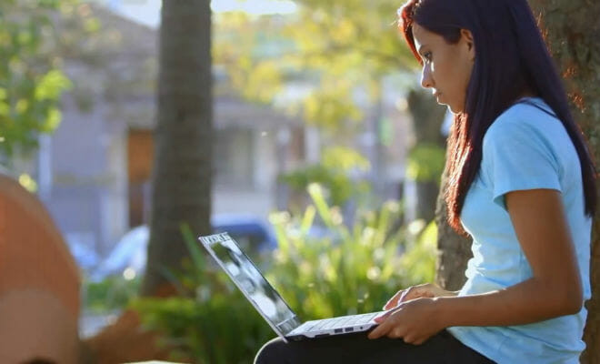 adolescente usando internet gratuita do programa cidades digitais