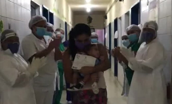 Heitor, de 3 meses, deixou hospital nos braços da mãe, Maria José, no Recife, após ficar curado da Covid-19 — Foto: Reprodução/TV Globo 