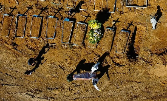 Vista aérea de um caixão sendo sepultado no demitério Nossa Senhora Aparecida no bairro Taruma, em Manaus, 2 de junho de 2020, durante a pandemia do novo coronavírus - AFP 