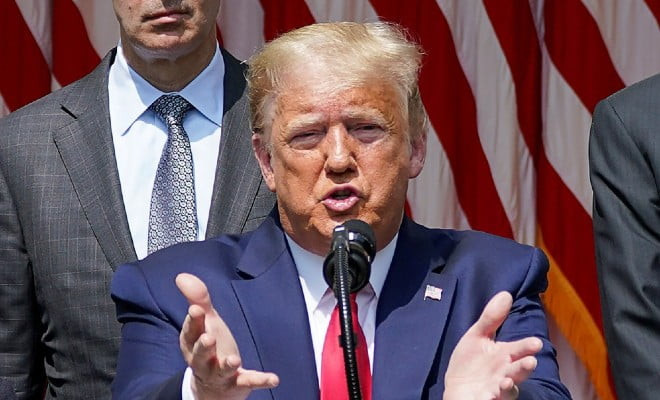 Trump dá entrevista coletiva nos jardins da Casa Branca, esta sexta-feira (5) — Foto: Reuters/Kevin Lamarque 