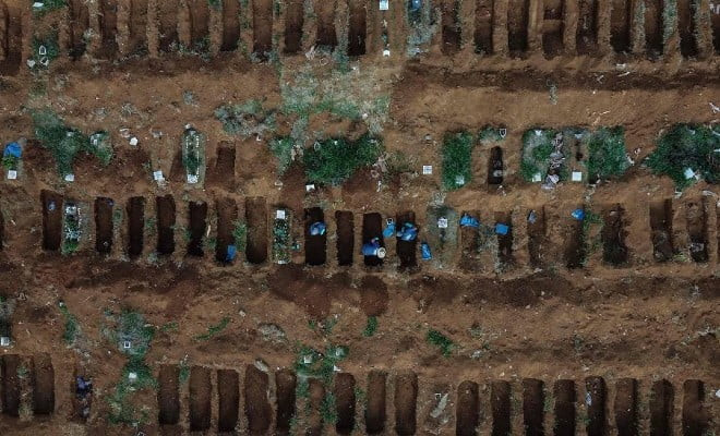 Vista aérea do cemitério de Vila Formosa, em São Paulo, em 22 de maio, durante pandemia. Foto: NELSON ALMEIDA / AFP 