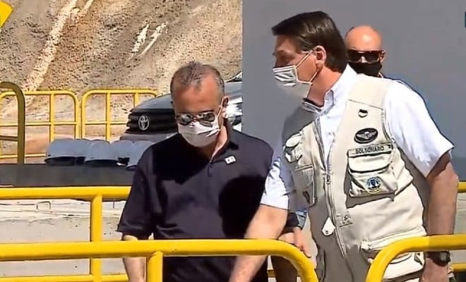 Bolsonaro aciona comporta em inauguração de trecho da transposição das água do Rio São Francisco — Foto: NBR/Reprodução 