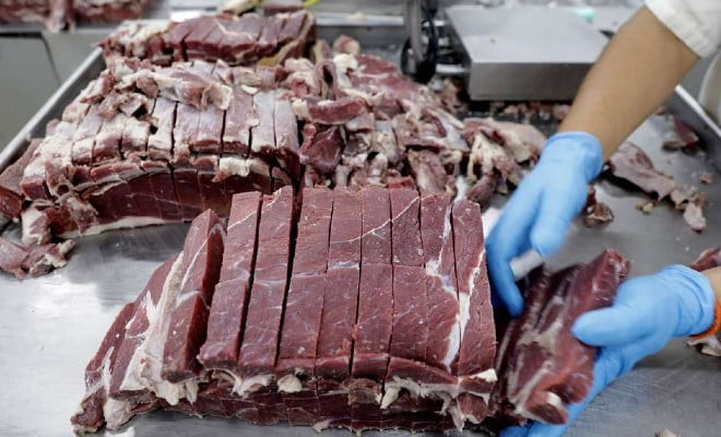 Processamento de carne bovina em frigorífico em Santana de Parnaíba (SP) 19/12/2017 | REUTERS/Paulo Whitaker Foto: Reuters