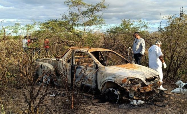 Os corpos estavam dentro de um carro na Vila do Leite em Petrolina — Foto: Ricardo Mattos/TV Grande Rio 