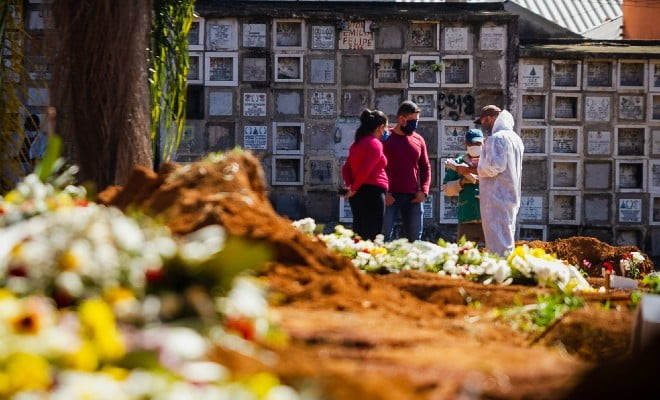 Enterro no Cemitério da Vila Formosa, em SP, em meio à pandemia do coronavírus — Foto: Antonio Molina/Estadão Conteúdo 