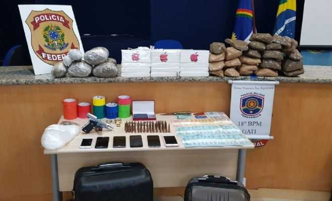 Drogas, munição para fuzil, pistola, celulares e dinheiro foram apreendidos em operação da PF, no Cabo de Santo Agostinho, no Grande Recife — Foto: PF/Divulgação 