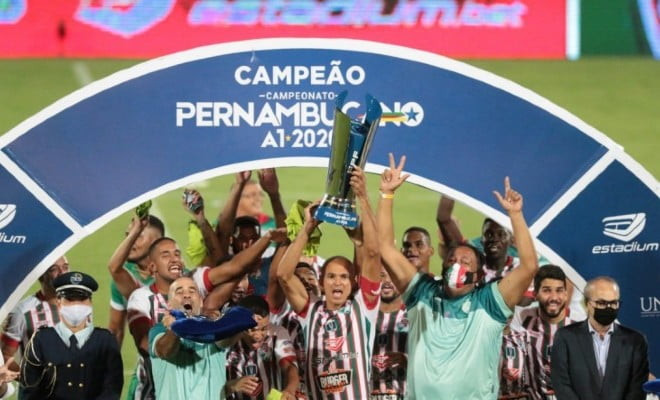 Jogo entre os times de futebol do Santa Cruz X Salgueiro valido pela final do campeonato pernambucano e futebol A1, realizado no estádio do Arruda em Recife, Pernambuco. - FOTO: ALEXANDRE GONDIM/JC IMAGEM 