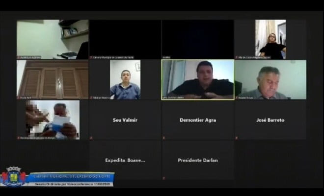 Canto inferior esquerdo de imagem extraída de vídeo mostra mulher conversando com vereador em sessão virtual da câmara de vereadores de Juazeiro do Norte — Foto: Reprodução 