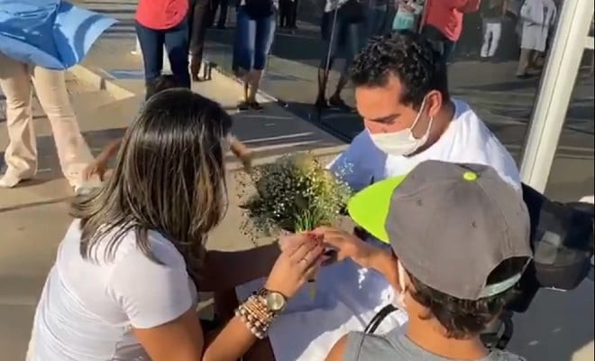 Médico José Alves recebe alta do HU e é pedido em casamento — Foto: Ascom/HU 